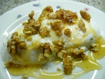 Joghurtmousse mit Honig und Walnüssen - Rezept