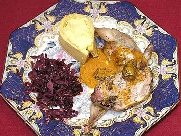 Gefüllte Wachteln mit Kartoffel-Baumkuchen und Gewürzrotkraut - Rezept