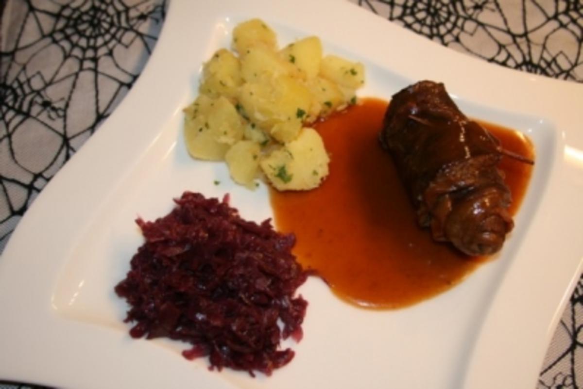 Rinderroulade mit Rotkohl und Kartoffeln - Rezept - kochbar.de