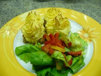 Hackauflauf mit Kartoffelrosetten - Rezept