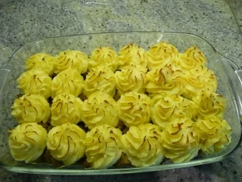 Hackauflauf mit Kartoffelrosetten - Rezept