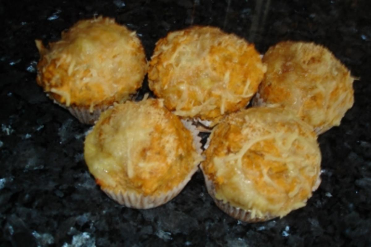 Pizza-Käse-Muffins; pikantes Gebäck als Fingerfood, Snack für Buffet oder Party - Rezept