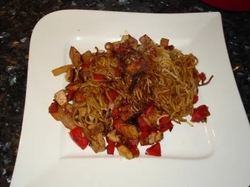 Asiatische gebratene Nudeln mit Gemüse und Tofu - Rezept