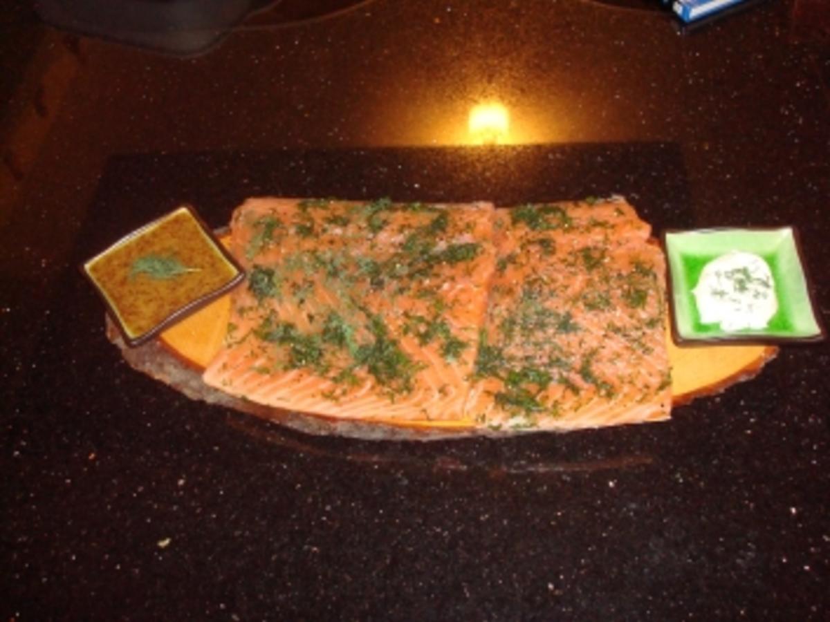 Hausgemachter GRAVED LACHS mit zweierlei Saucen - Rezept - kochbar.de