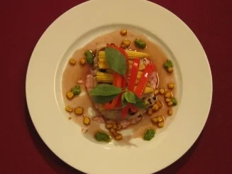 Risotto mit Mais, Paprika u. Tunfisch an Rotweinsoße - Rosarot mit gelben Punkten - Rezept