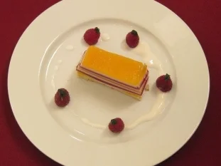 Joghurtterrine Pfirsich Melba - Rot-Gelb-Weiß gestreift - Rezept