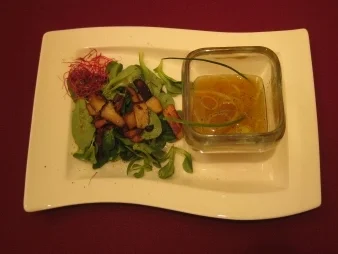 Rezept: Vögerlsalat mit knusprigen Pilzen und Speckle an Kalbsbouillon Vögerlsalat mit knusprigen Pilzen und Speckle an Kalbsbouillon - Rezept
