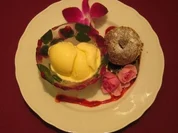 Eis und halbflüssige, heiße Schokotörtchen - Kalt trifft Heiß - Rezept