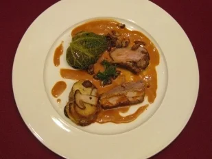 Schweinebauch und Schweinefilet an Wirsing und Steinpilz-Kartoffel-Törtchen - Rezept