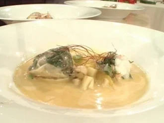 Karotten-Orangen-Suppe mit Garnelen im Reisblatt a la Buchholz - Rezept