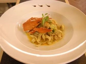 Curry-Flusskrebsfleisch auf Gartenkräuter-Fettucine mit Lauchgemüse - Rezept