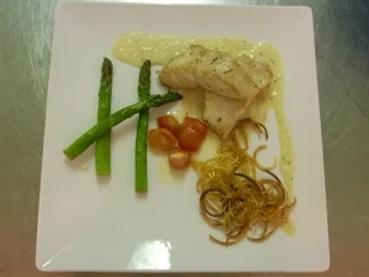 Steinbeißer an Spargel, Schmelztomaten, Rösti und Dijonsenfsoße - Rezept