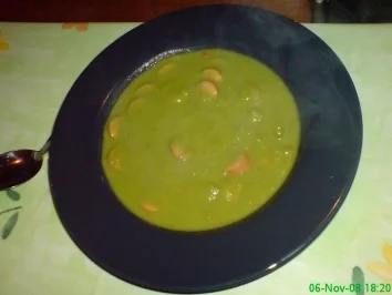 Erbsensuppe mit Würstchen - Rezept