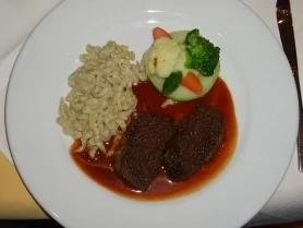 Rezept: Hirschrückenfilet unter Schokoladenkruste mit Spätzle und Kohlrabinest Hirschrückenfilet unter Schokoladenkruste mit Spätzle und Kohlrabinest - Rezept
