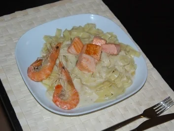 Pasta mit Lachswürfeln und Crevetten - Rezept