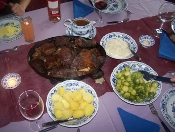 Rezept: Weihnachtsgans mit Apfel-Rumrosinenfüllung Weihnachtsgans mit Apfel-Rumrosinenfüllung - Rezept