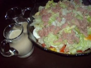 Rezept: Schichtsalat mit Thunfischsoße Schichtsalat mit Thunfischsoße - Rezept