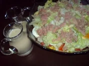 Schichtsalat mit Thunfischsoße - Rezept