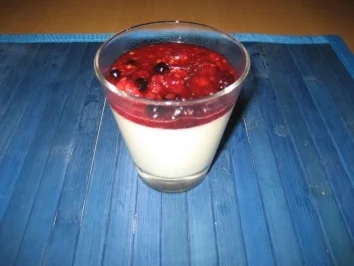 Rezept: Panna Cotta mit Waldbeersauce Panna Cotta mit Waldbeersauce - Rezept