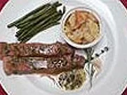 Ribeye vom Wagyu-Kobe-Rind an Anchovisoße, grünen Bohnen und Kartoffelgratin - Rezept