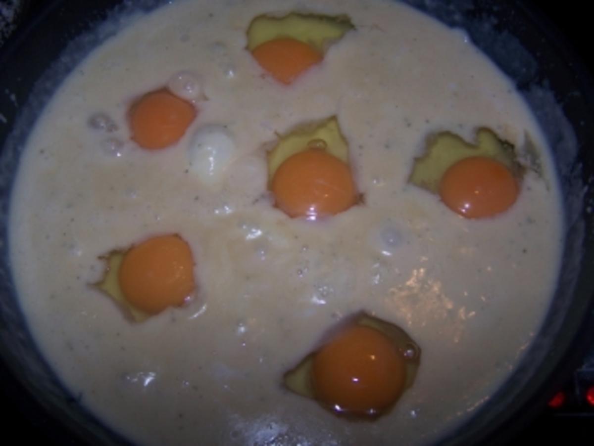 verlorene Eier mit einer Schmandsauce und Frühstücksspeck - Rezept ...