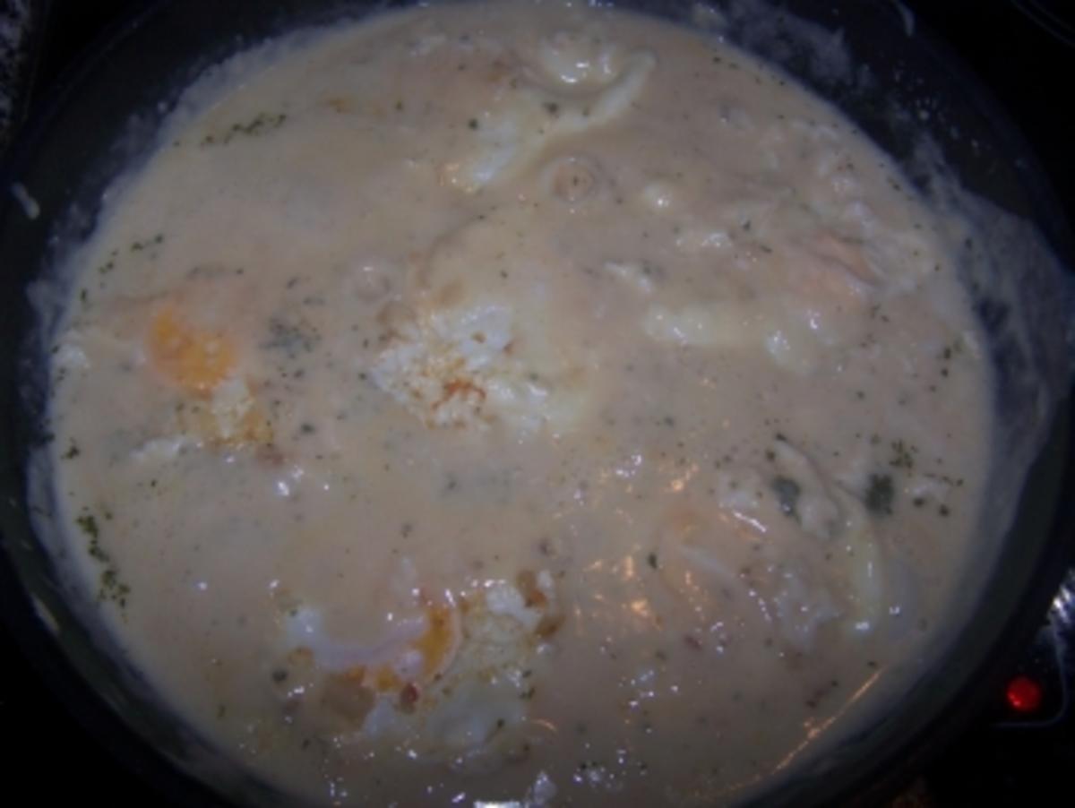 verlorene Eier mit einer Schmandsauce und Frühstücksspeck - Rezept