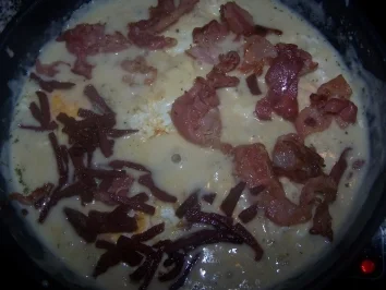 verlorene Eier mit einer Schmandsauce und Frühstücksspeck - Rezept