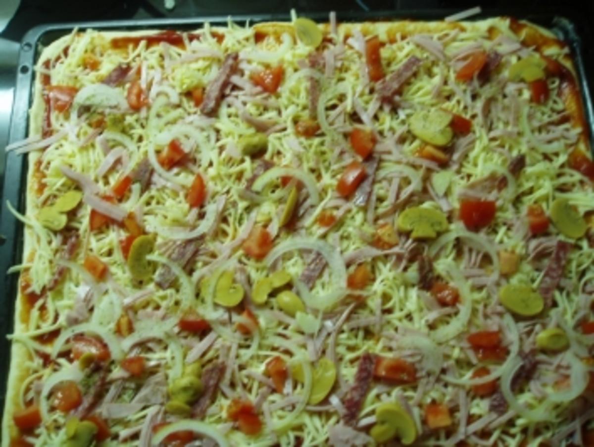 Pizza - für ein Backblech - Rezept