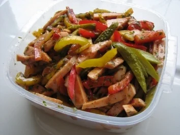 Wurstsalat bunt und scharf - Rezept