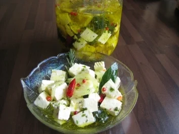 Rezept: Schafskäse pikant eingelegt Schafskäse pikant eingelegt - Rezept