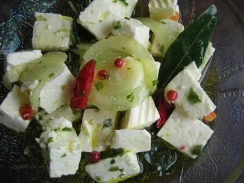 Rezept: Schafskäse pikant eingelegt Schafskäse pikant eingelegt - Rezept