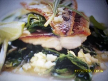 Krosses Markrelenfilet mit Kräuterspinat - Rezept