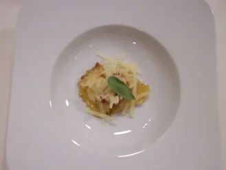 Rezept: Ricotta-Ravioli mit Salbei und brauner Butter Ricotta-Ravioli mit Salbei und brauner Butter - Rezept