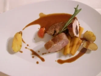 Hof-Jungschwein dazu karamellisierte Steckrüben und geröstete Pellemänner - Rezept