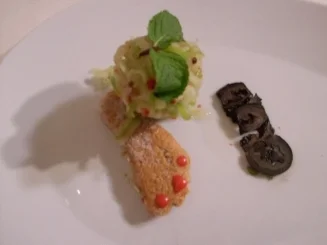 Rezept: Geeister Wodka-Apfel mit rosa Pfeffer an kleinen Biskuitfüßen Geeister Wodka-Apfel mit rosa Pfeffer an kleinen Biskuitfüßen - Rezept