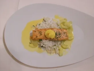 Lachsfilet an Zandermousse mit Champagnersoße auf Kräuterreisbeet - Rezept