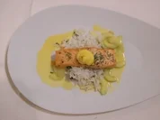 Lachsfilet an Zandermousse mit Champagnersoße auf Kräuterreisbeet - Rezept