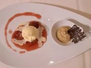 Pumpernickelcreme mit Zwetschgenkompott und Vanilleparfait - Rezept