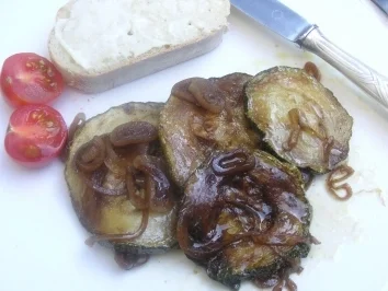 Zucchini gebraten mit karamellisierten Zwiebeln - Rezept
