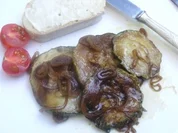 Zucchini gebraten mit karamellisierten Zwiebeln - Rezept