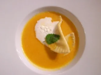 Krebsschaumsüppchen mit Ravioli von der Bachforelle - Rezept