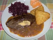 Hirschsteak mit Camembert gefüllt und Mandel-Traubensauce - Rezept