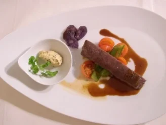 Lammsattel auf einer Jus mit Zuckerschoten und Oliven-Orangenbutter - Rezept