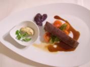 Rezept: Lammsattel auf einer Jus mit Zuckerschoten und Oliven-Orangenbutter Lammsattel auf einer Jus mit Zuckerschoten und Oliven-Orangenbutter - Rezept
