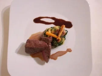 Straußensteak an Talern mit glasierten Karotten und Federweißersoße - Rezept