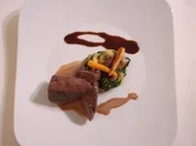 Straußensteak an Talern mit glasierten Karotten und Federweißersoße - Rezept