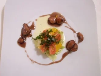 Hähnchenwürfel in Cassis-Likör auf fruchtigem Salat - Rezept