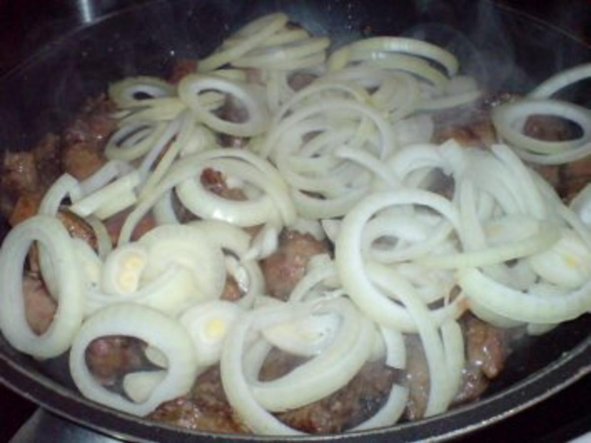 Lebergulasch mit Leber und Mehl - Rezept mit Bild - kochbar.de