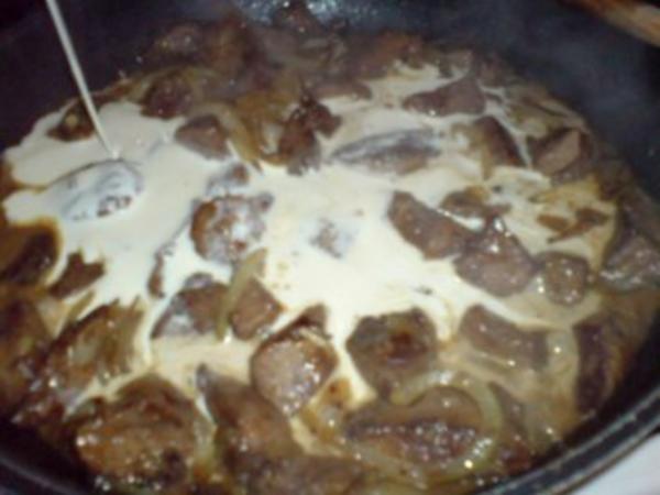 Lebergulasch mit Leber und Mehl - Rezept mit Bild - kochbar.de