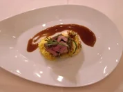 Gefüllte Lammkeule mit Safrancouscous und Zucchinigratin - Rezept